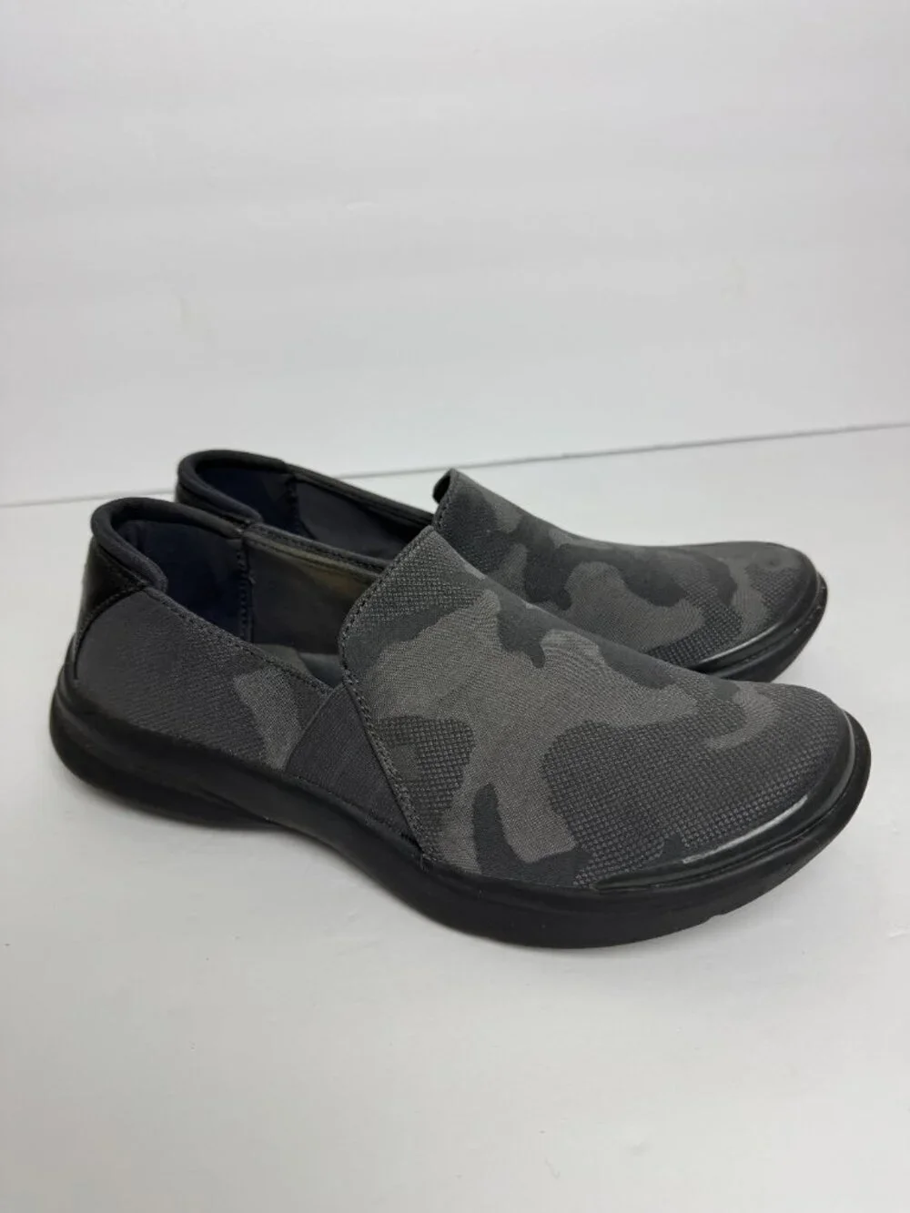 Bzees  Jitterbug Like NEW Comfort Flat Loafer Gray Camouflage Camo Lightweight